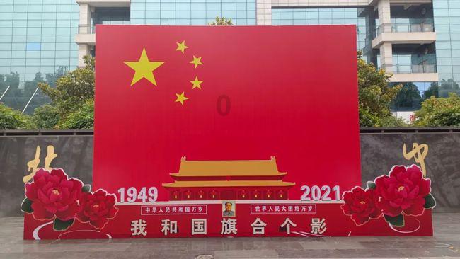 网上有个招聘打字员的，网名叫“招聘打字员  八老大”，主要是打一些网络小说，还说不收取别的费用，有游戏画面